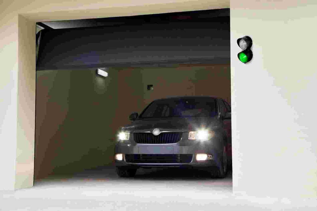 PIPS | LED verkeerslicht | 12-24V DC | rood/groen | zwarte behuizing met heldere lenzen